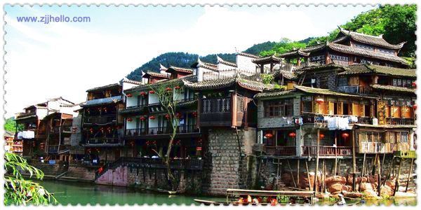 張家界、黃石寨、金鞭溪、袁家界、天子山、十里畫廊、黃龍洞、寶峰湖、天門山、鳳凰古城四日游